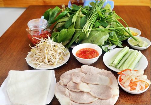 banh-trang-an-voi-rau-rung