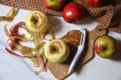 Gọt táo chuẩn bị làm sốt táo