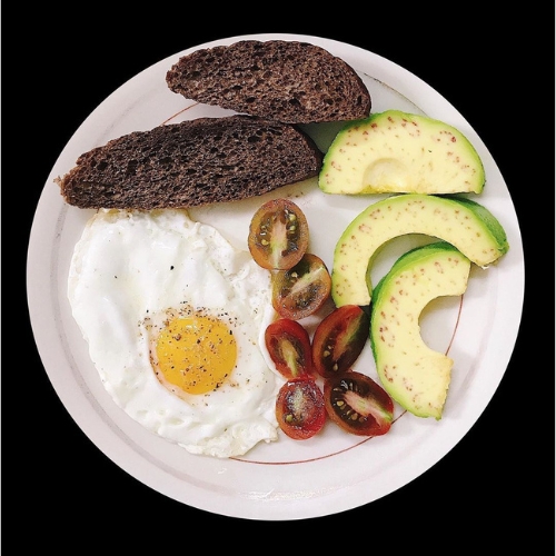 Bữa sáng giảm cân nên ăn bánh mì đen và trứng ốp la 