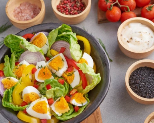 Bữa sáng giảm cân nên ăn salad rau và trứng 