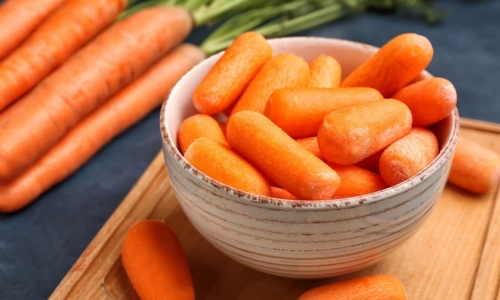 nhiệt miệng nên ăn cà rốt