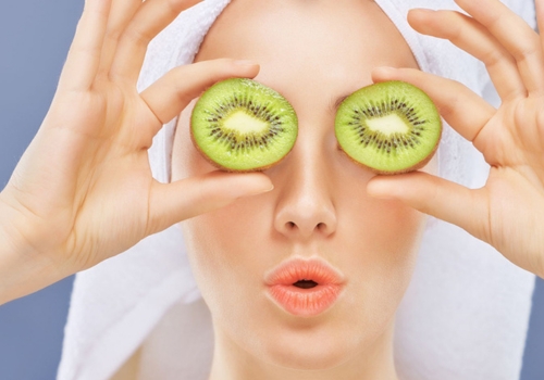 kiwi là trái cây tốt cho da mặt