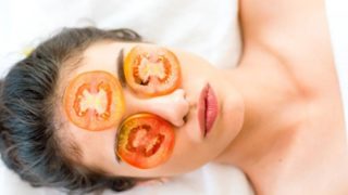 Cách đắp mặt nạ cà chua đúng cách cho làn da không tuổi