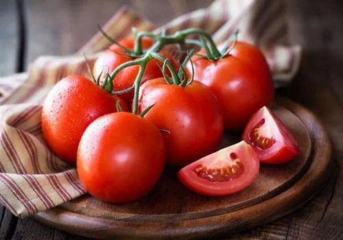 xăm môi nên ăn cà chua